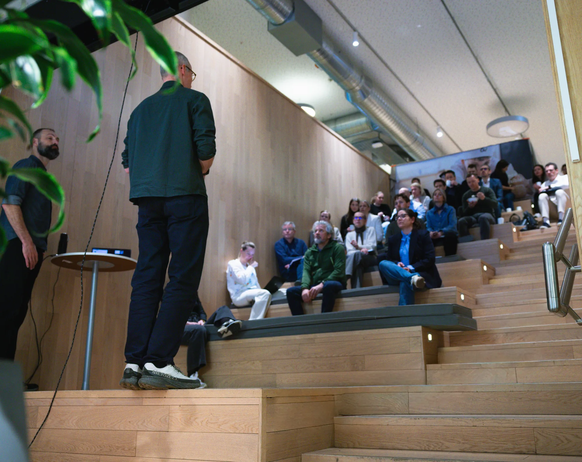 Trainer geeft een keynote voor een volle tribune bij Stokke